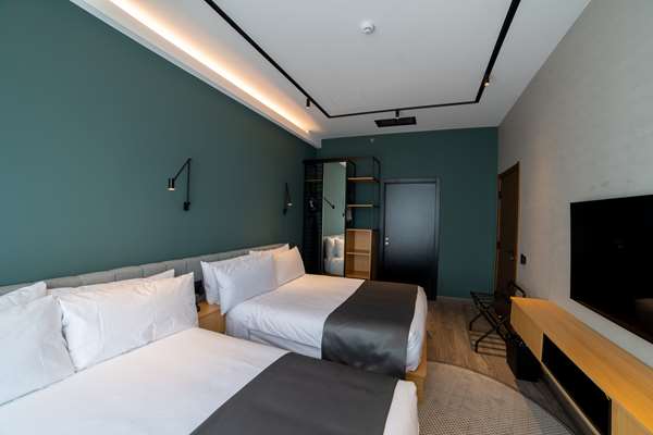 2 Queen Beds, Non-Smoking, Main Floor