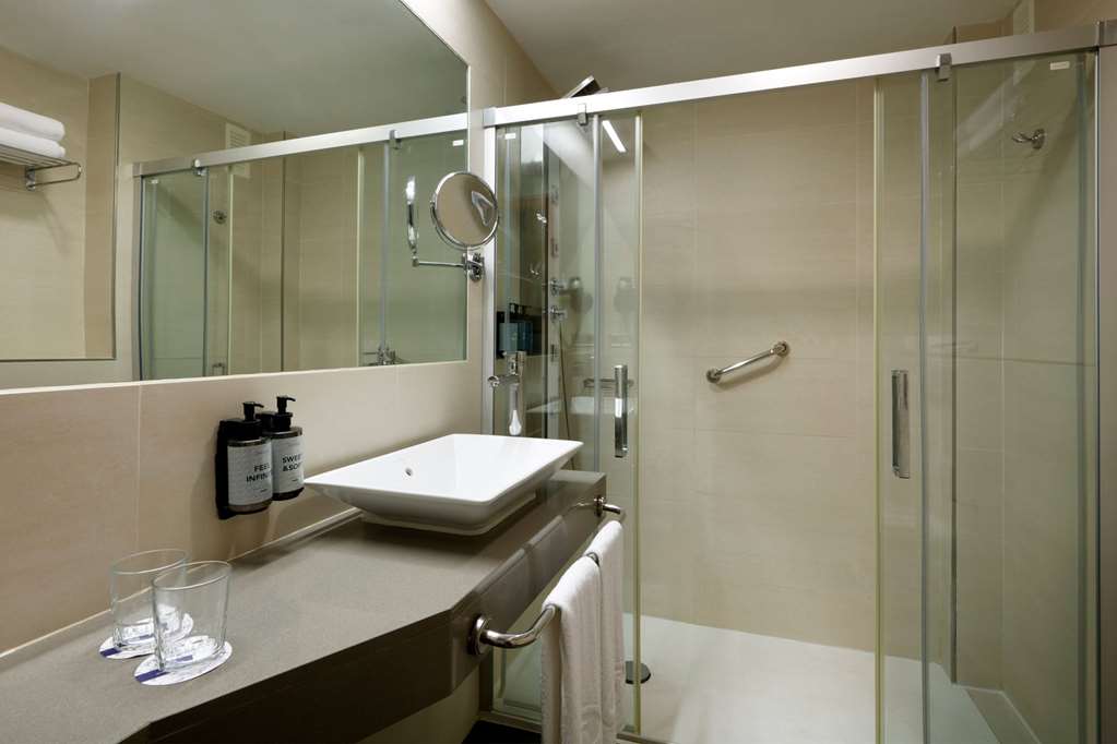 PALLADIUM HOTEL CALA LLONGA TM-guestroom-Guest Room,Bathroom,On-Site.jpg