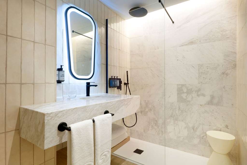 GRAND PALLADIUM PALACE IBIZA-guestroom-Guest Room,Bathroom,On-Site.jpg