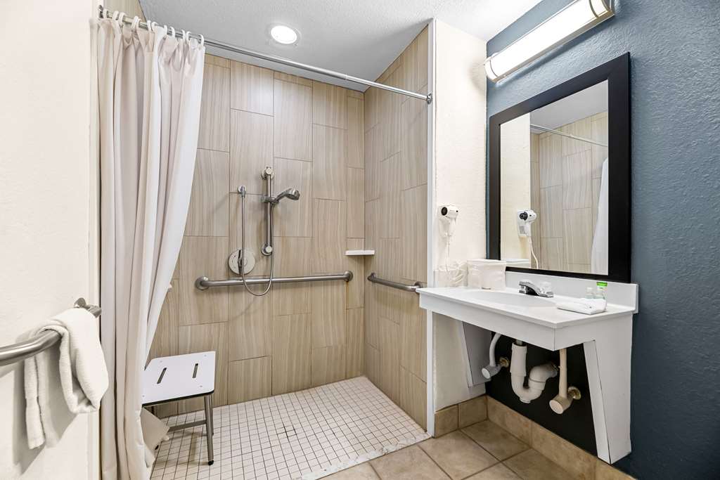 SUBURBAN STUDIOS ORLANDO - OCOEE-WI-guestroom-Guest Room,Bathroom,On-Site.jpg