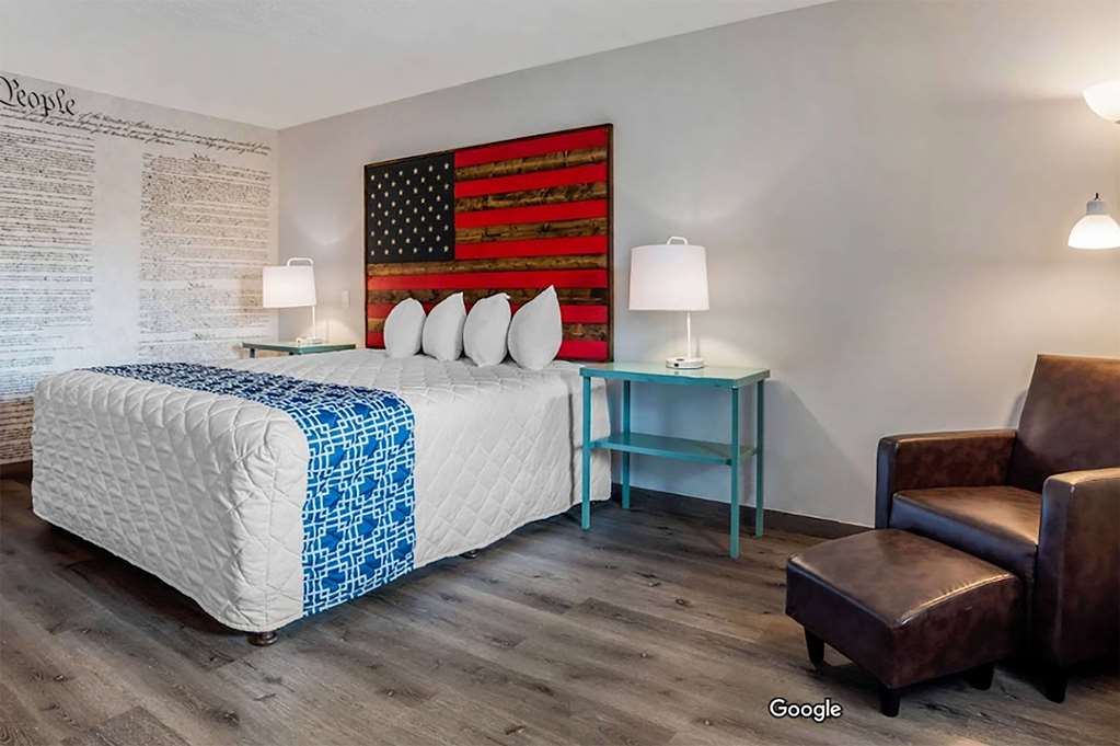 SUPER 8 BY WYNDHAM DALEVILLE/FORT N-guestroom-Guest Room,On-Site.jpg