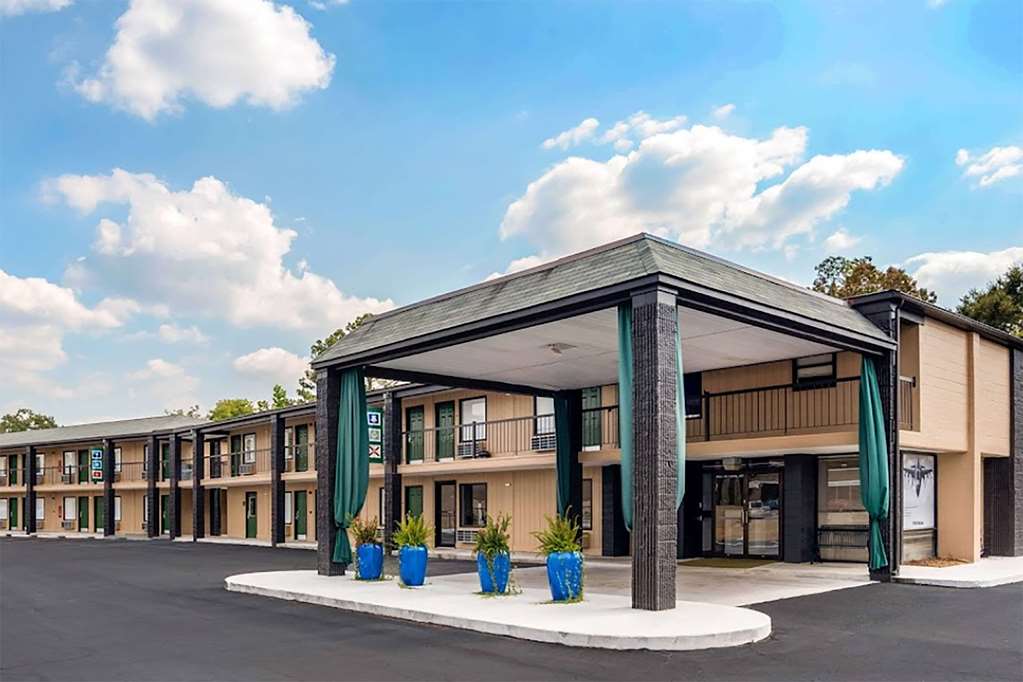 Super 8 by Wyndham Daleville Ft Novosel