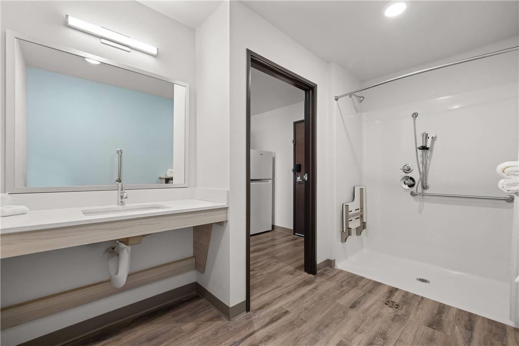 WOODSPRING SUITES CERES - MODESTO-guestroom-Guest Room,Bathroom,On-Site.jpg