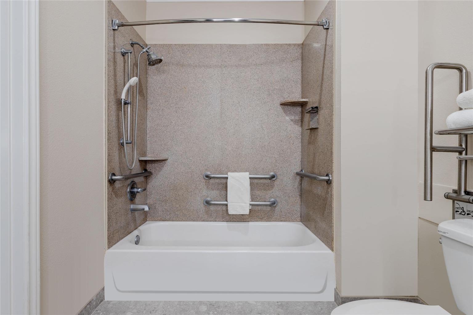WYNDHAM LAKE CHARLES-guestroom-Guest Room,Bathroom,Accessibility,On-Site.jpg
