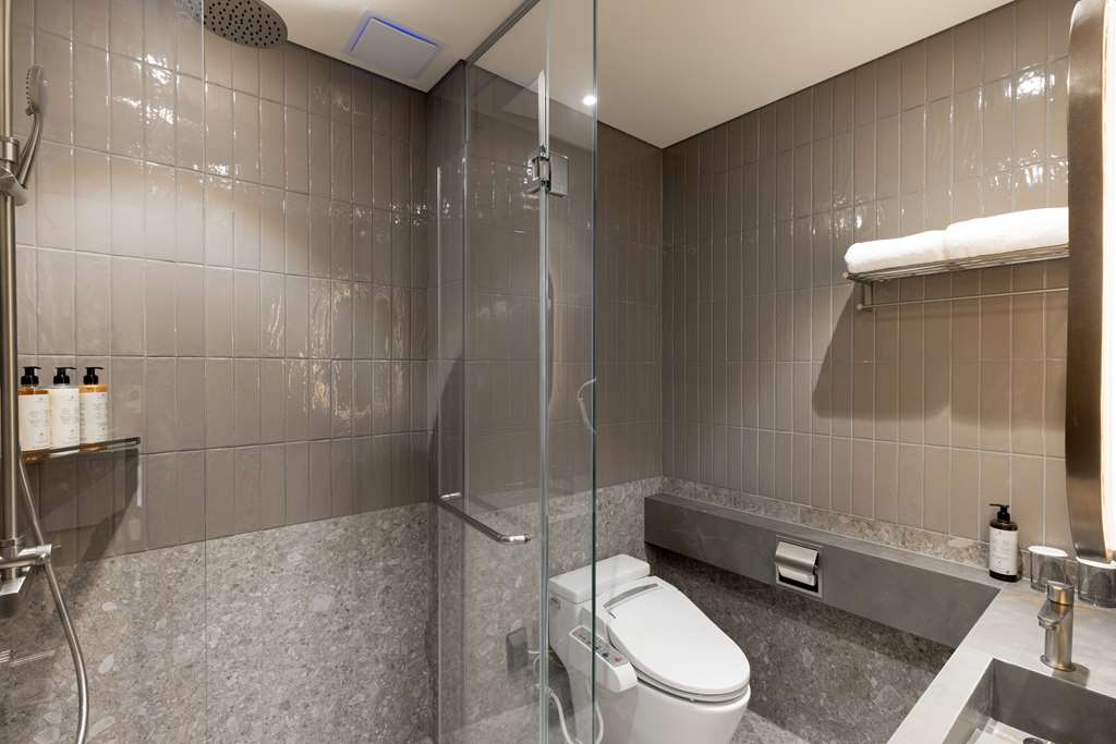 SONO MOON HAEUNDAE-guestroom-Guest Room,Bathroom,On-Site.jpg