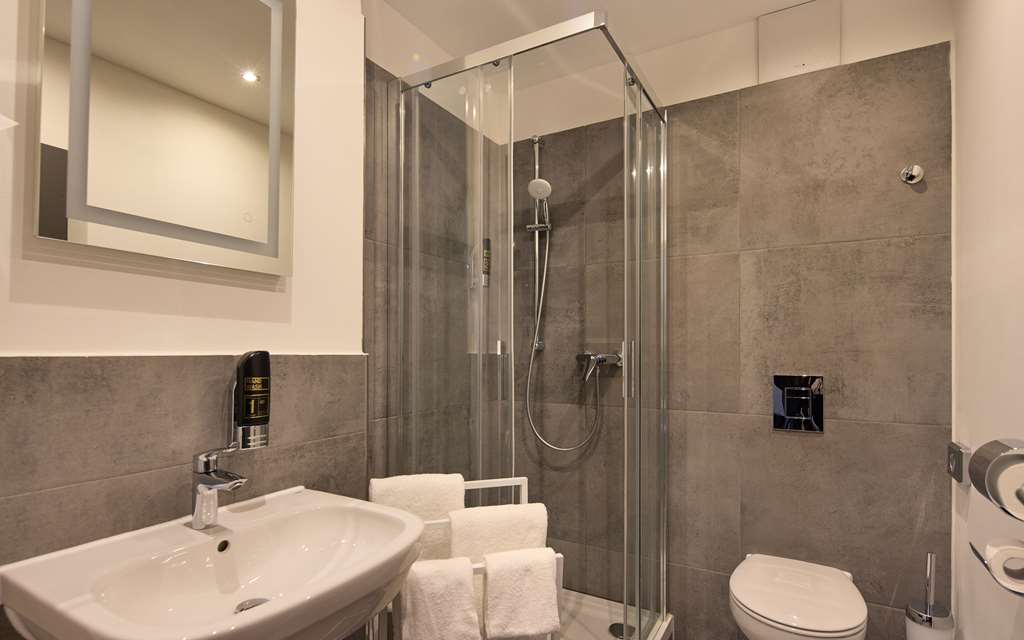 TRIP INN HOTEL DSSELDORF NEUSS-guestroom-Guest Room,Bathroom,Suite,On-Site.jpg
