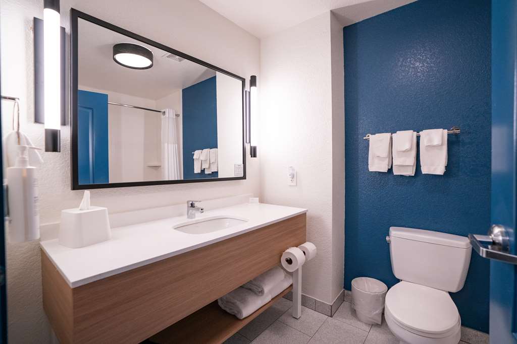 SPARK BY HILTON BRANDON-guestroom-Guest Room,Bathroom,On-Site.jpg