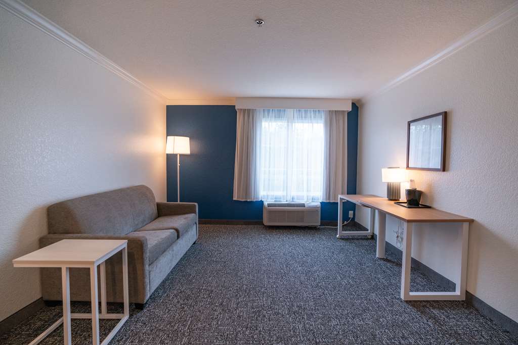 SPARK BY HILTON BRANDON-guestroom-Guest Room,On-Site.jpg