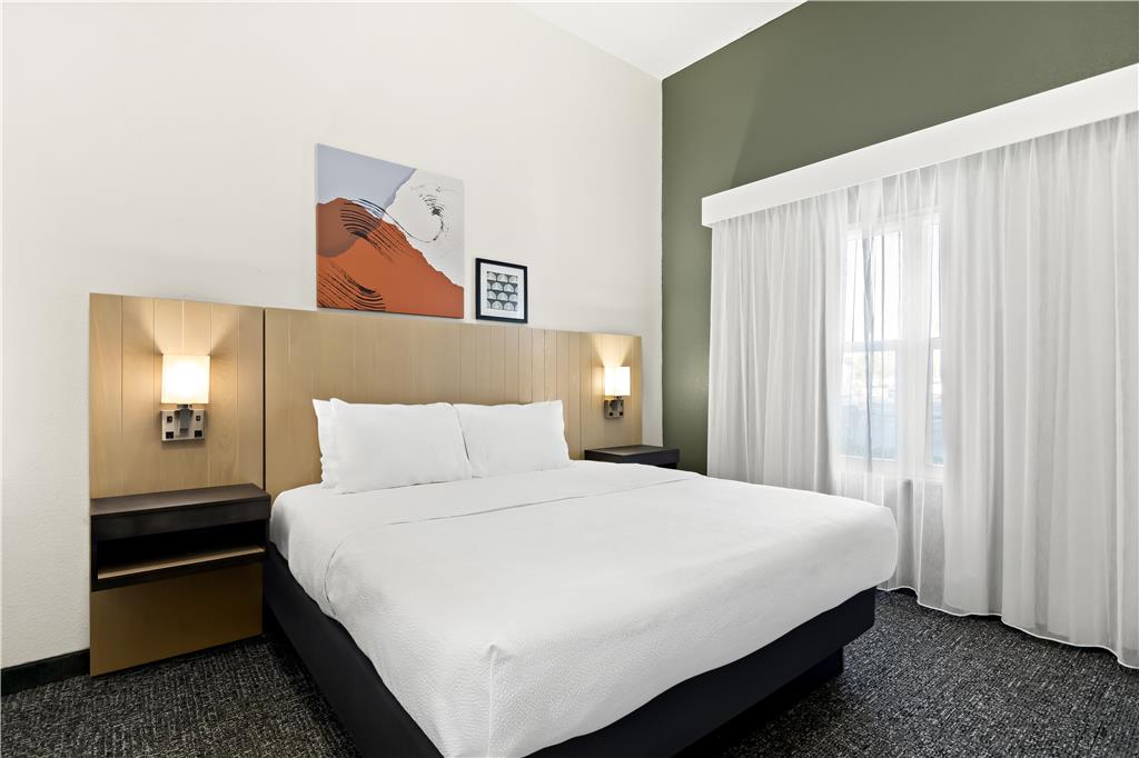 SPARK BY HILTON PANAMA CITY BEACH-guestroom-Guest Room,On-Site.jpg