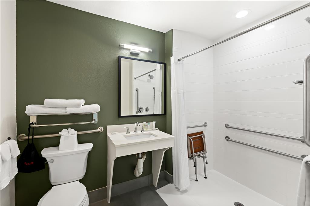 SPARK BY HILTON PANAMA CITY BEACH-guestroom-Guest Room,Bathroom,On-Site.jpg