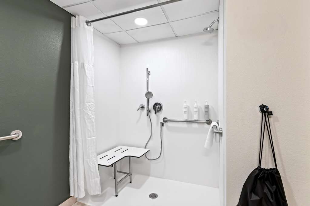 SPARK BENSALEM PHILADELPHIA-guestroom-Guest Room,Bathroom,On-Site.jpg