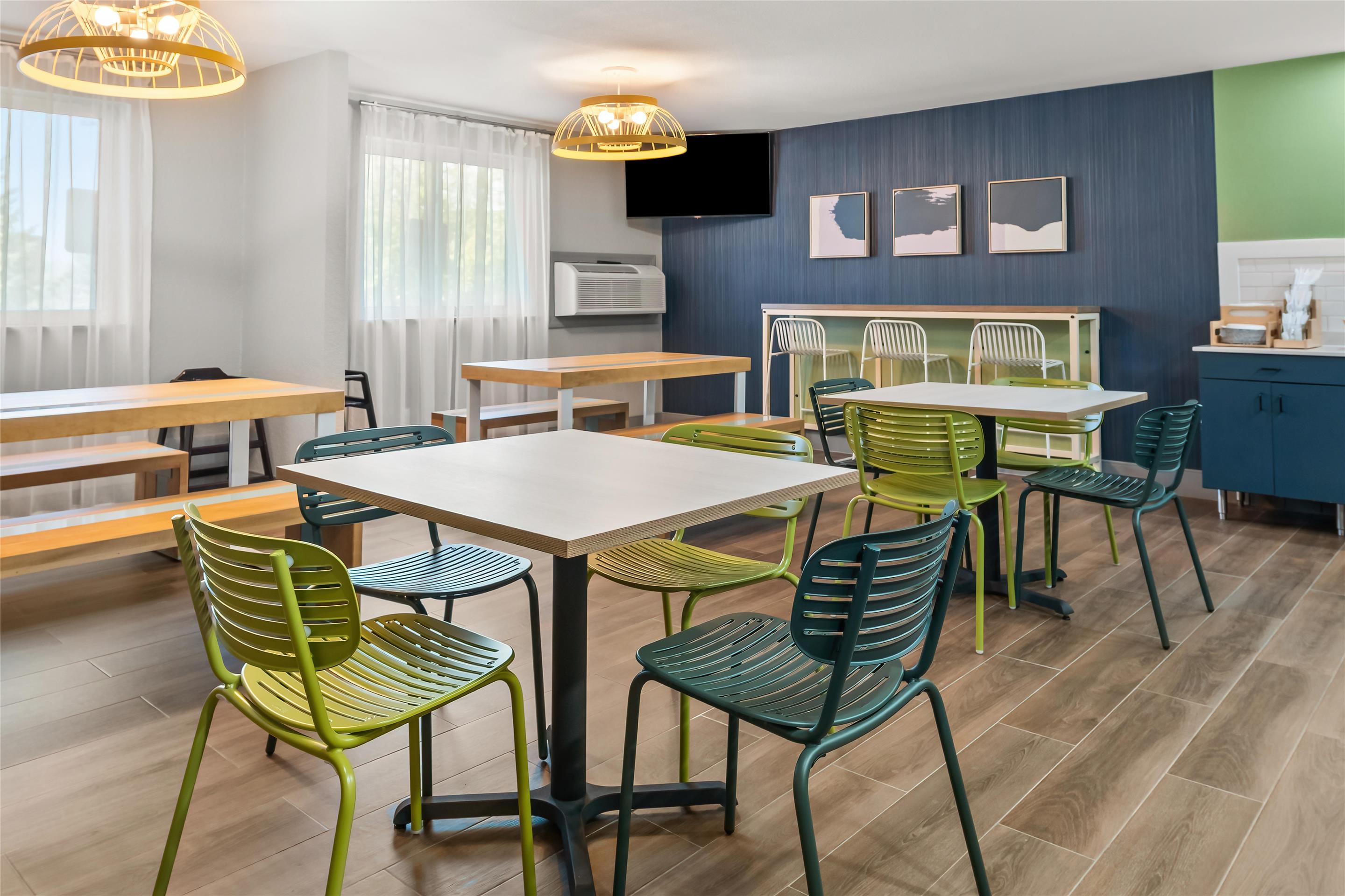 Breakfast Area | Spark by Hilton Eden Prairie