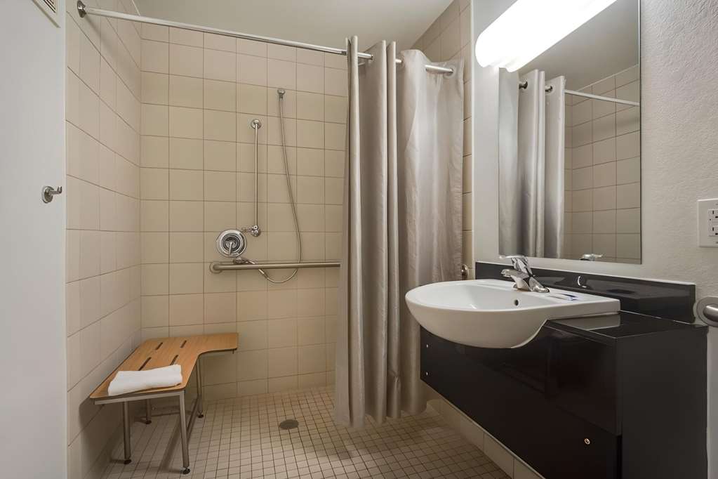 PARK INN BY RADISSON LAKEWOOD-guestroom-Guest Room,Bathroom,On-Site.jpg