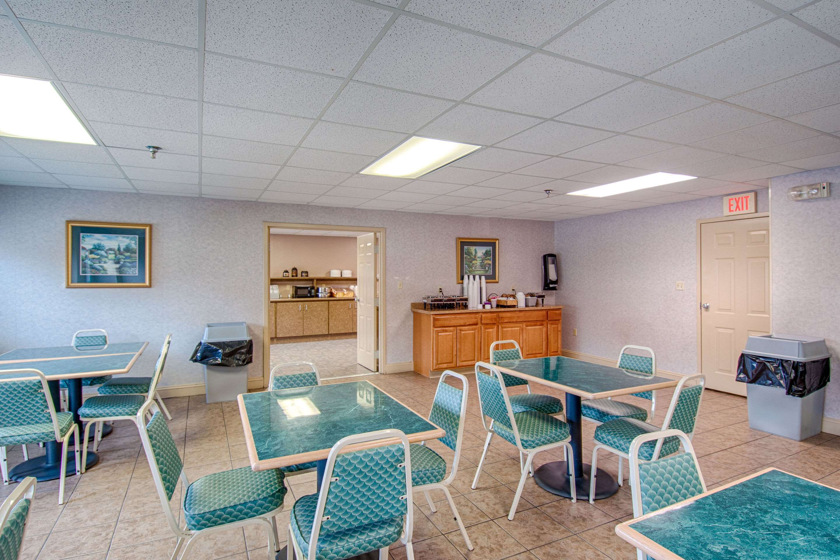 Breakfast area | Park Tower Inn