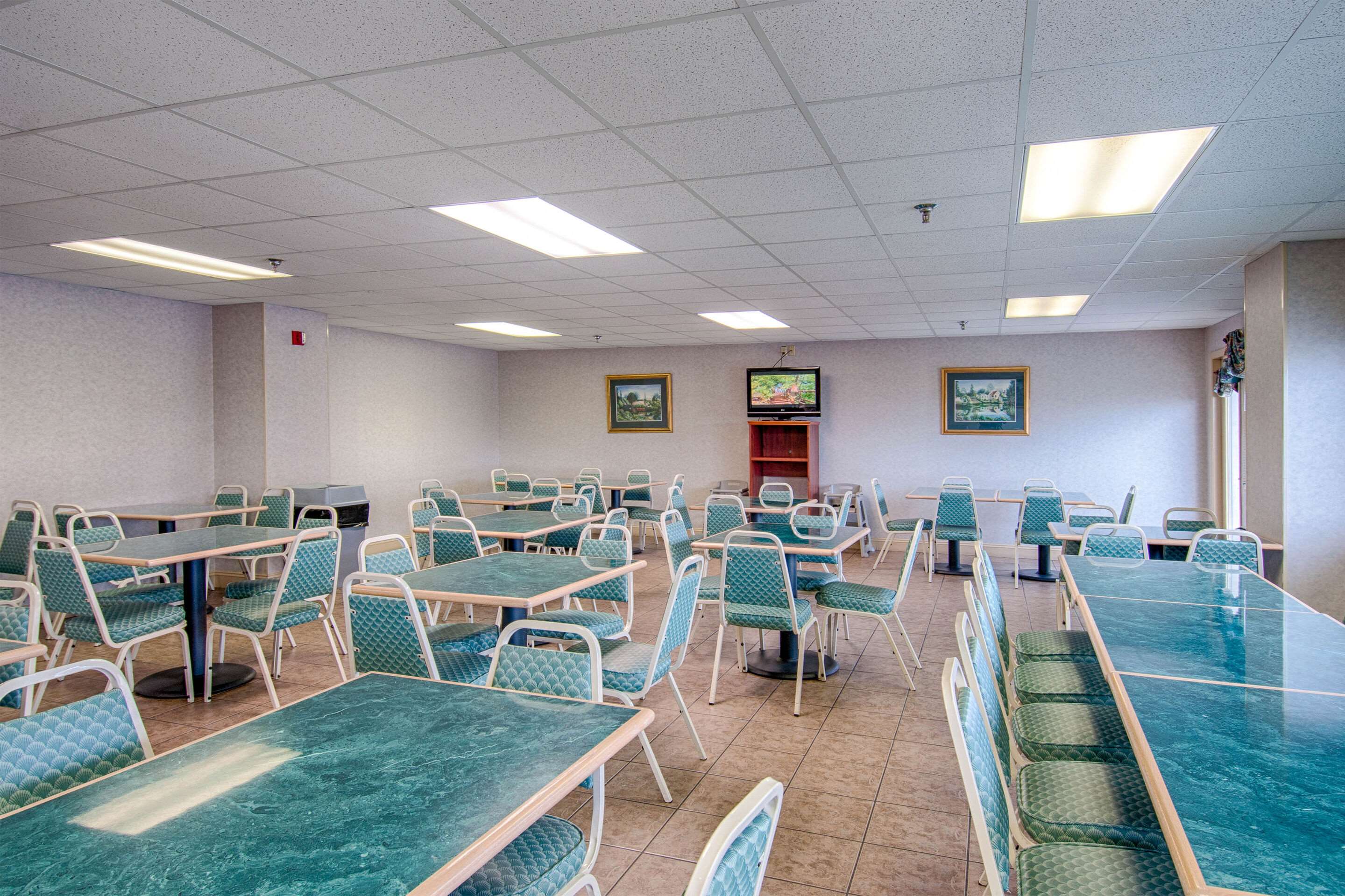 Breakfast area | Park Tower Inn