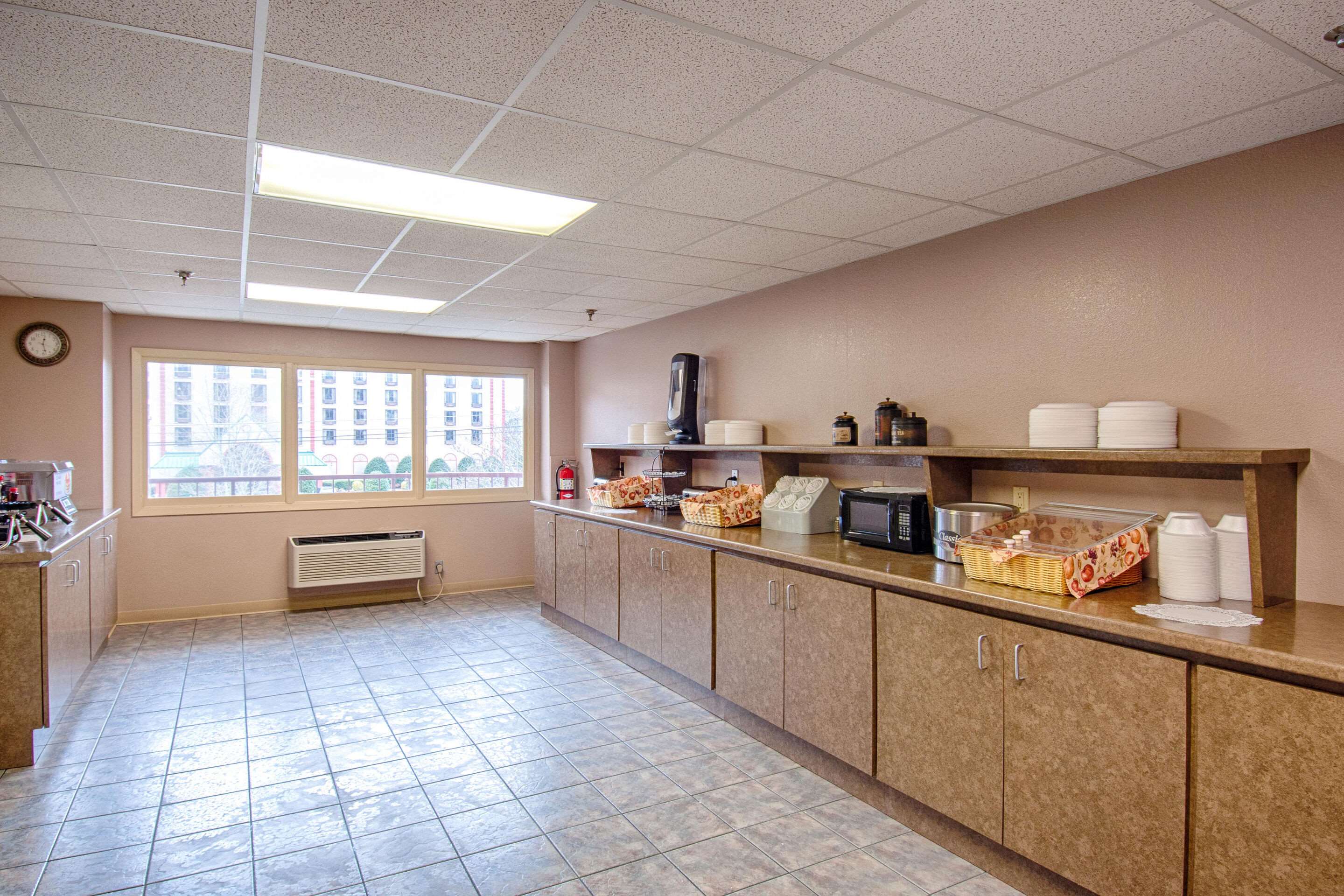 Breakfast area | Park Tower Inn