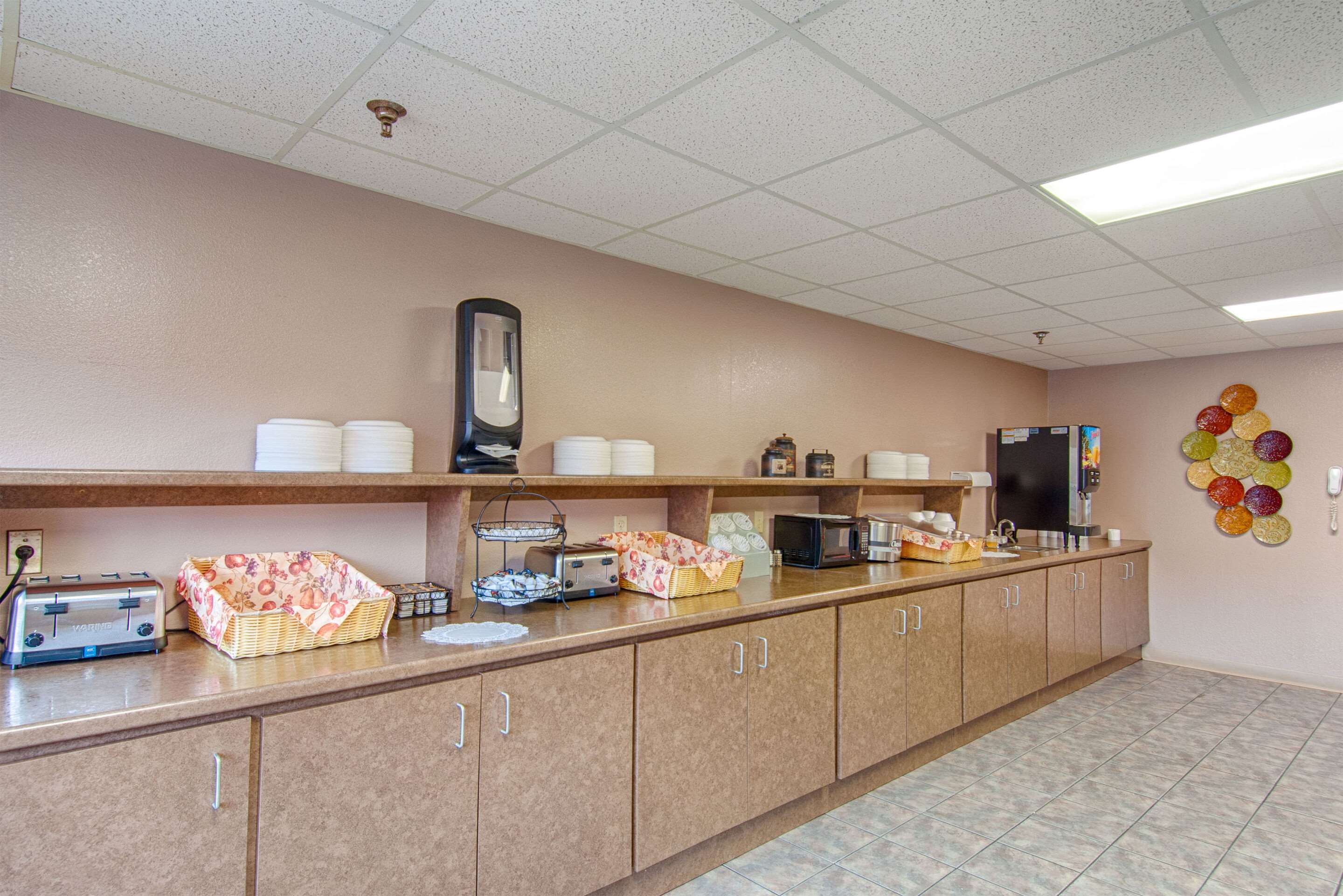 Breakfast area | Park Tower Inn