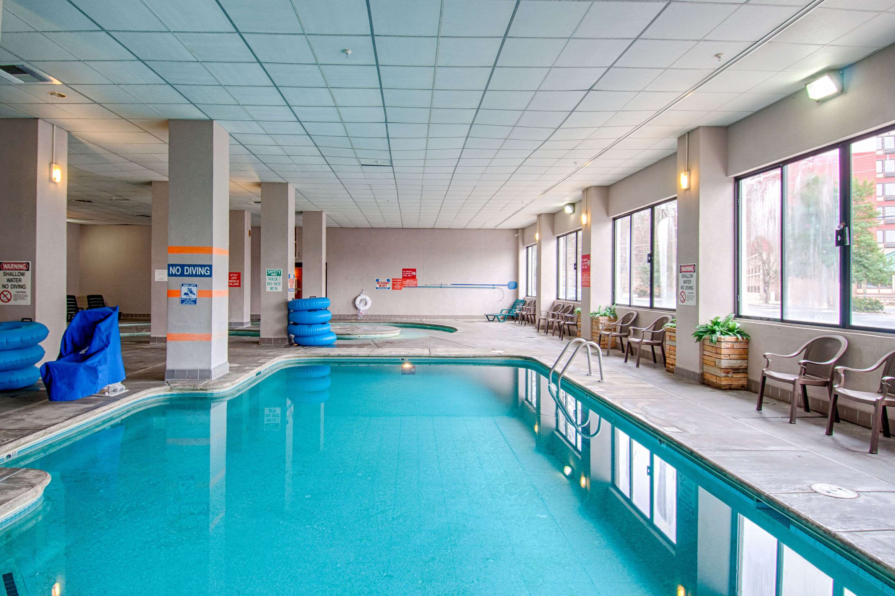 Indoor pool | Park Tower Inn