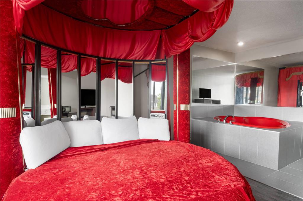 TRAVELODGE BY WYNDHAM SALISBURY MD-guestroom-Guest Room,Tub - Jetted,Suite,On-Site.jpg