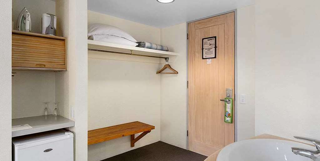 THE ANGUS INN-guestroom-Guest Room,Guest Room Amenity,Kitchen/Kitchenette,Suite,On-Site.jpg