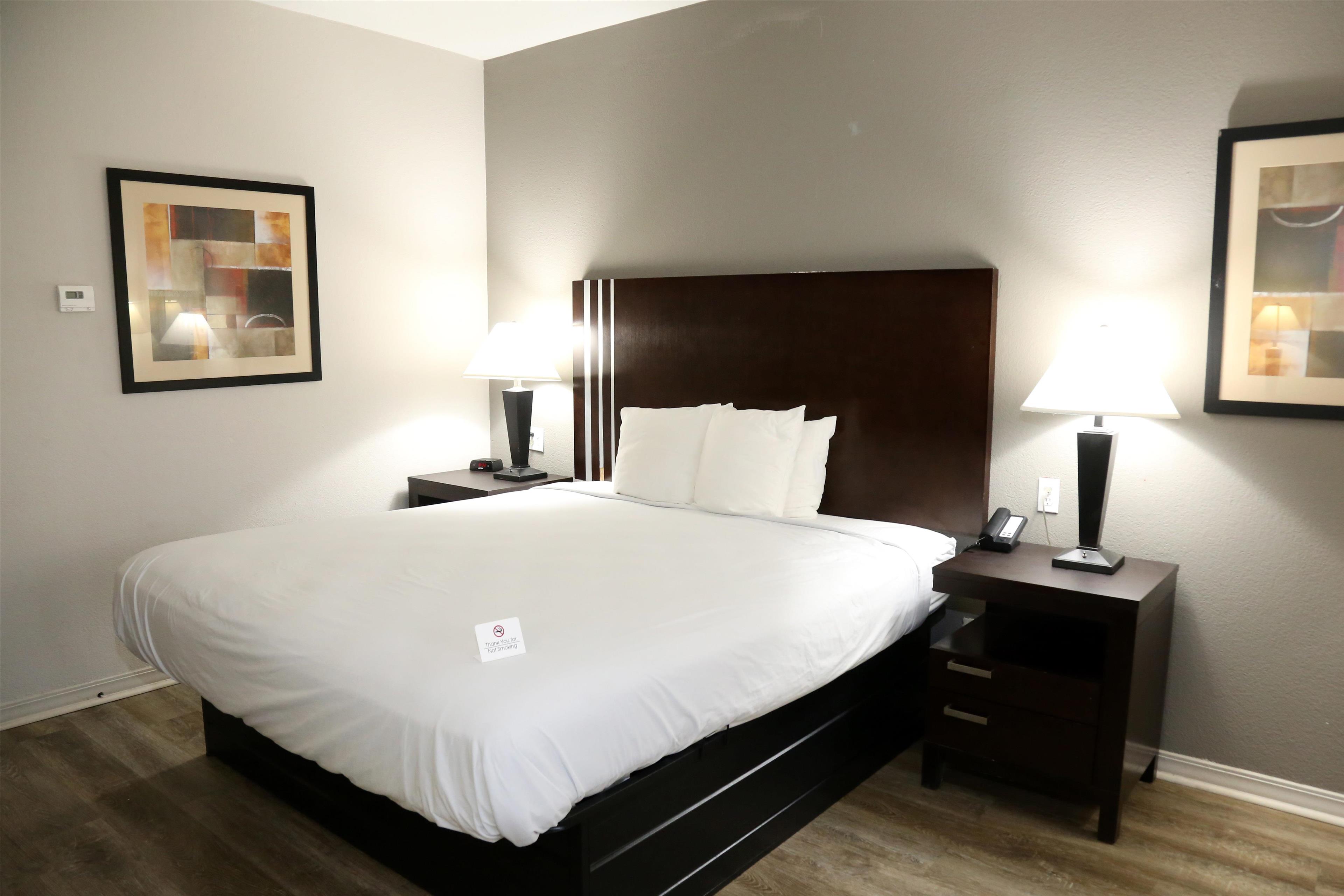 1 King Bed image