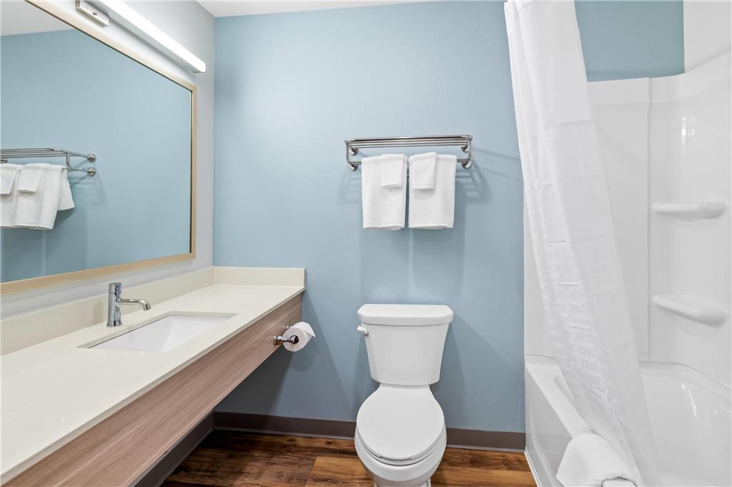 WOODSPRING SUITES RICHMOND AIRPORT-guestroom-Guest Room,Bathroom,On-Site.jpg