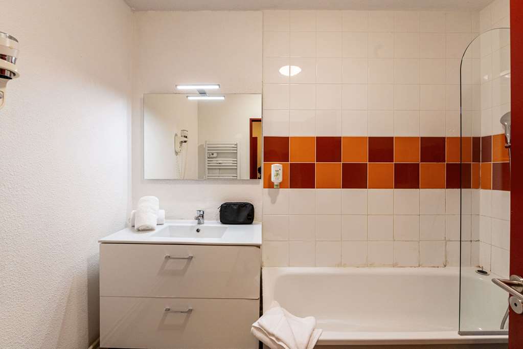 ZENITUDE EVIAN LES TERRASSES DU LAC-guestroom-Guest Room,Bathroom,On-Site.jpg