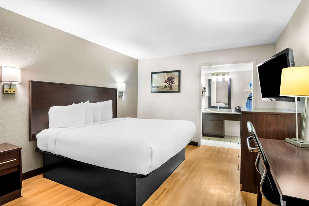 RODEWAY INN-guestroom-Guest Room,On-Site.jpg