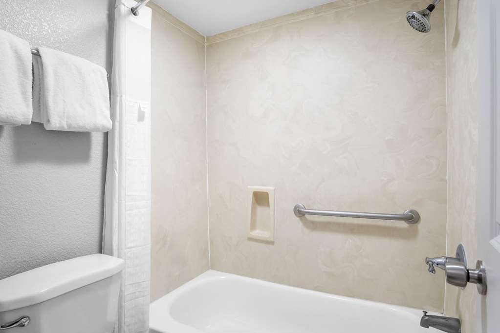 RODEWAY INN-guestroom-Guest Room,Bathroom,On-Site.jpg