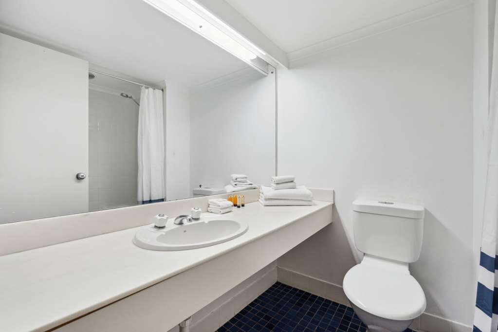 ECONO LODGE DOCKSIDE GLENELG-guestroom-Guest Room,Bathroom,On-Site.jpg