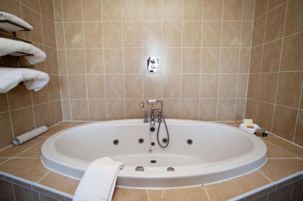 CULLODEN HOUSE HOTEL-guestroom-Guest Room,Bathroom,Suite,On-Site.jpg