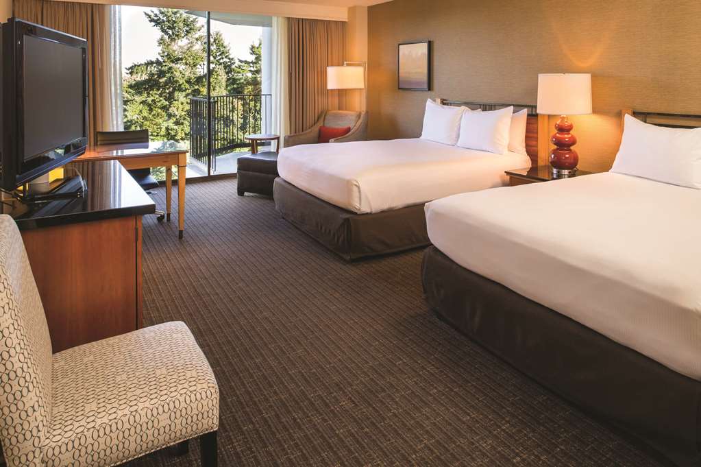 DoubleTree by Hilton Seattle Airport Room Type - 2 QUEEN BEDS MOUNTAIN VIEW