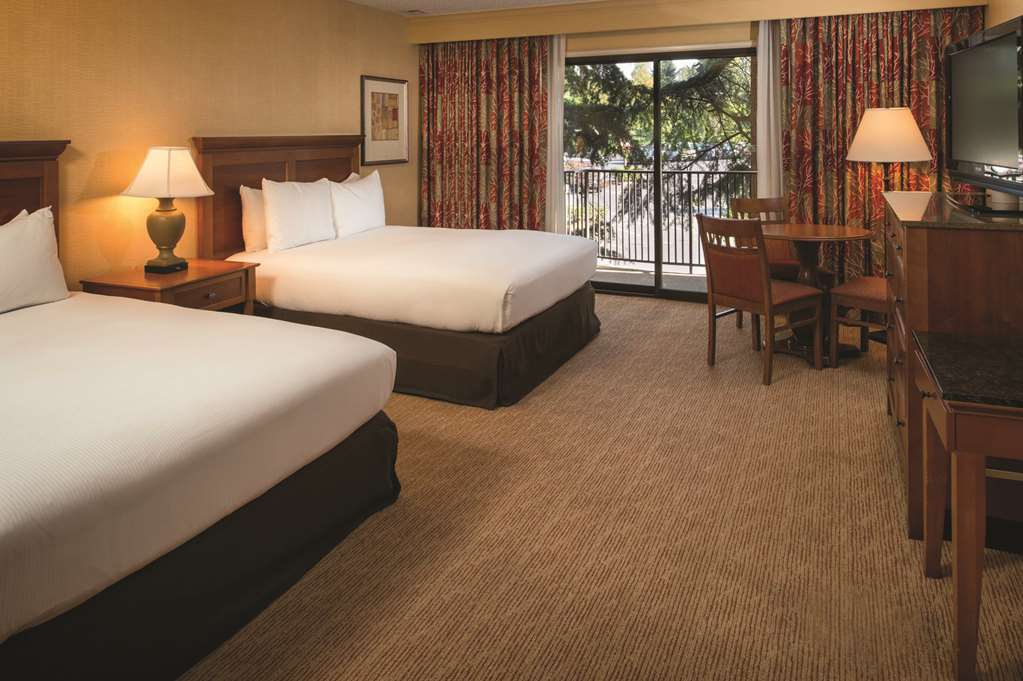 DoubleTree by Hilton Seattle Airport Room Type - 1 QUEEN BED WITH BALCONY