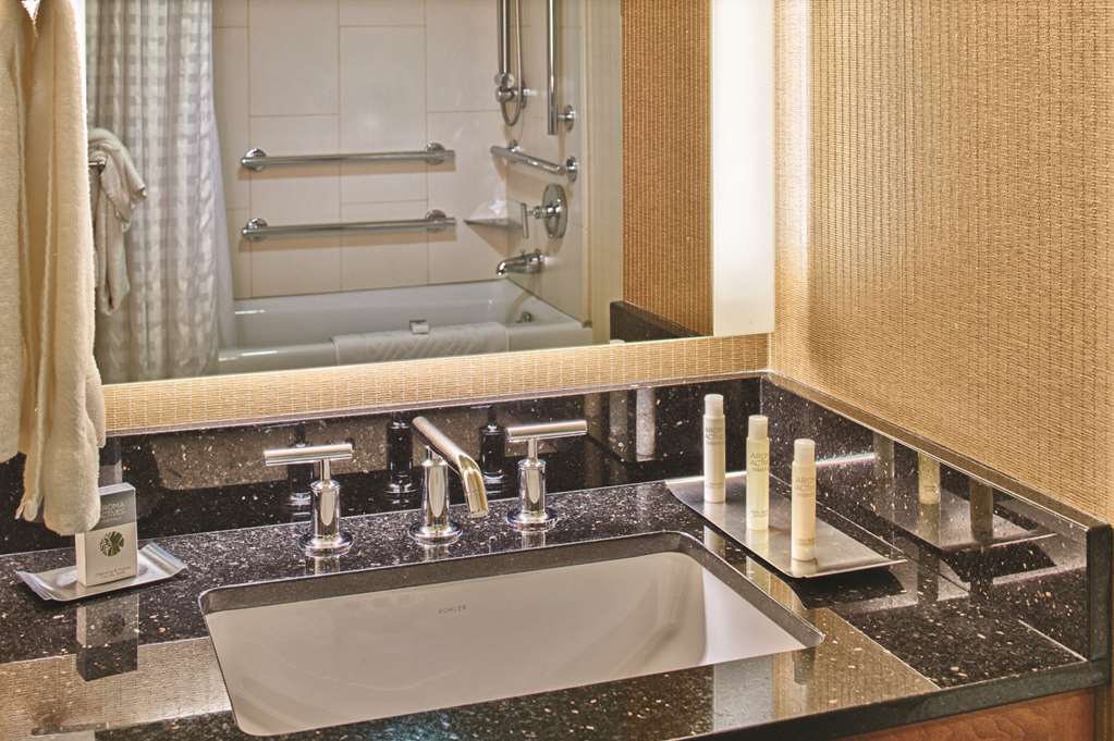 DoubleTree by Hilton Seattle Airport Room Type - 2QN MOB HEARING ACC TUB NS