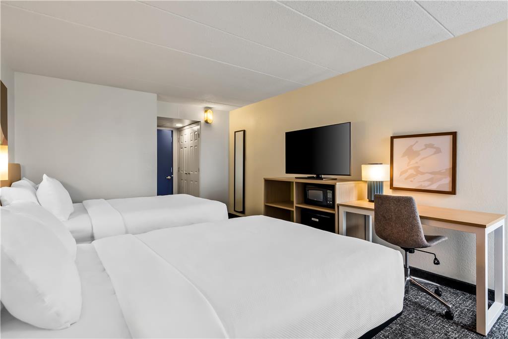 SPARK BY HILTON HOLSTON RD 1 81-guestroom-Guest Room,On-Site.jpg