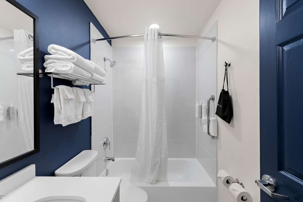 SPARK BY HILTON NORFOLK-guestroom-Guest Room,Bathroom,On-Site.jpg