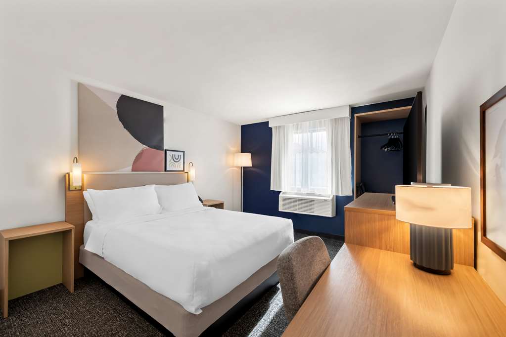 SPARK BY HILTON NORFOLK-guestroom-Guest Room,On-Site.jpg