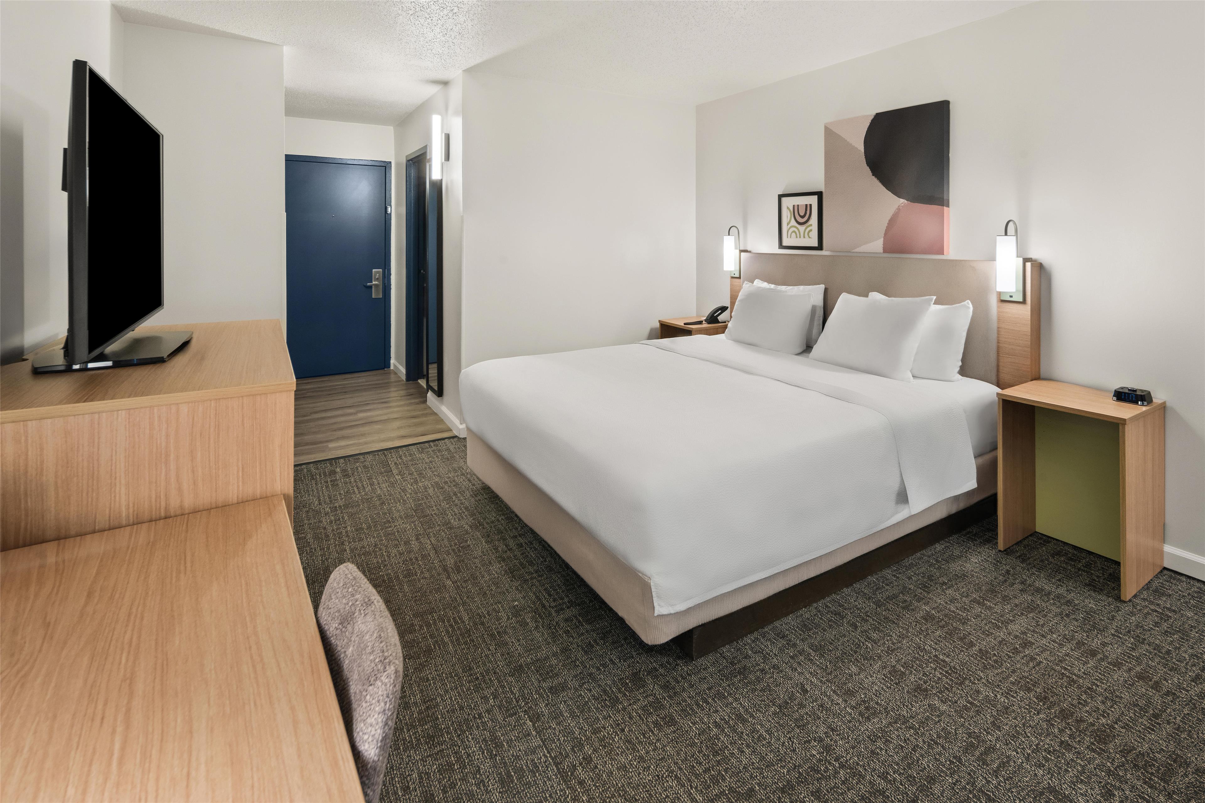 Spark by Hilton Waldorf Room Type - 1 KING BED