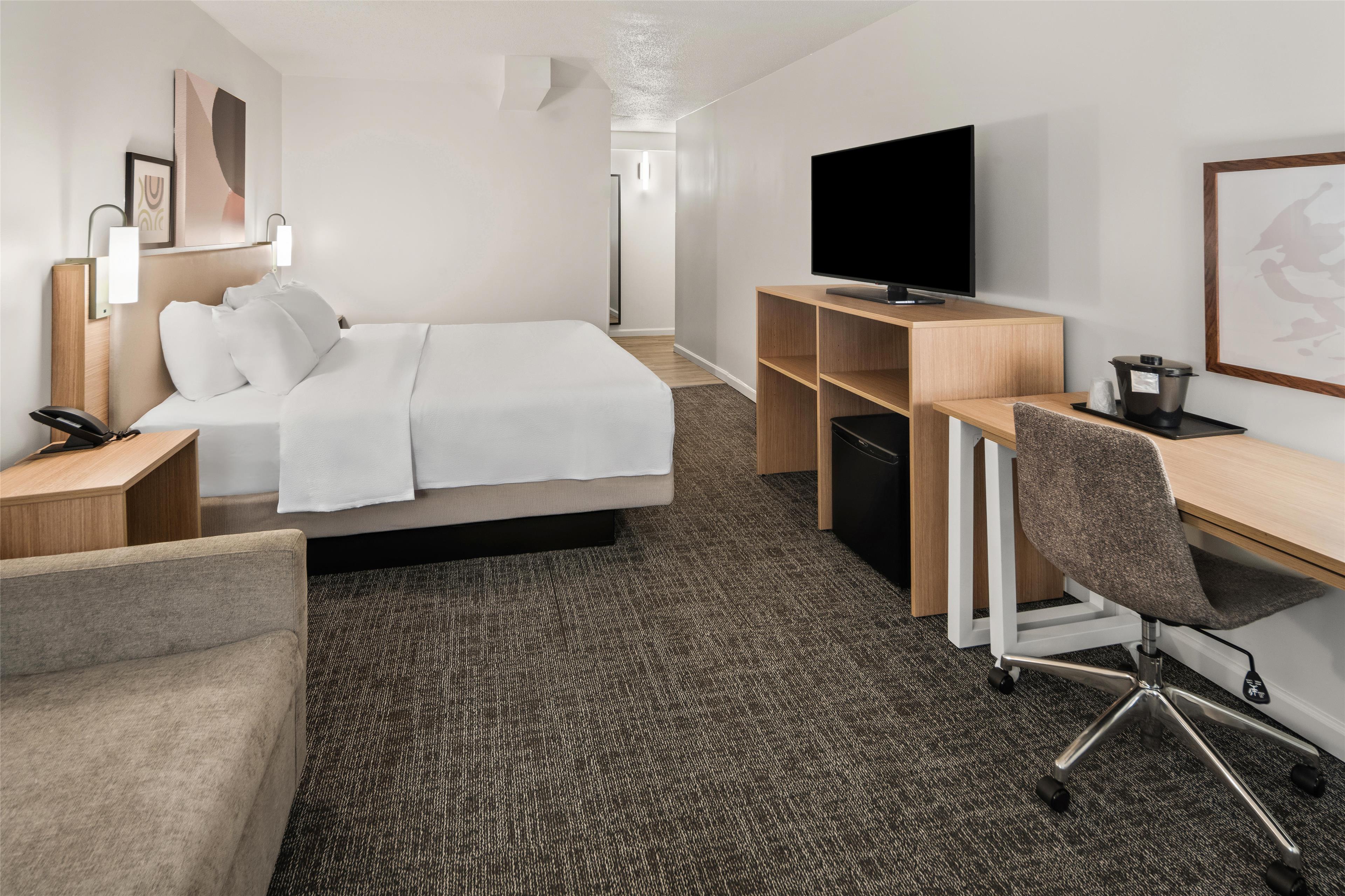 Spark by Hilton Waldorf Room Type - 1 KING BED WITH SOFABED