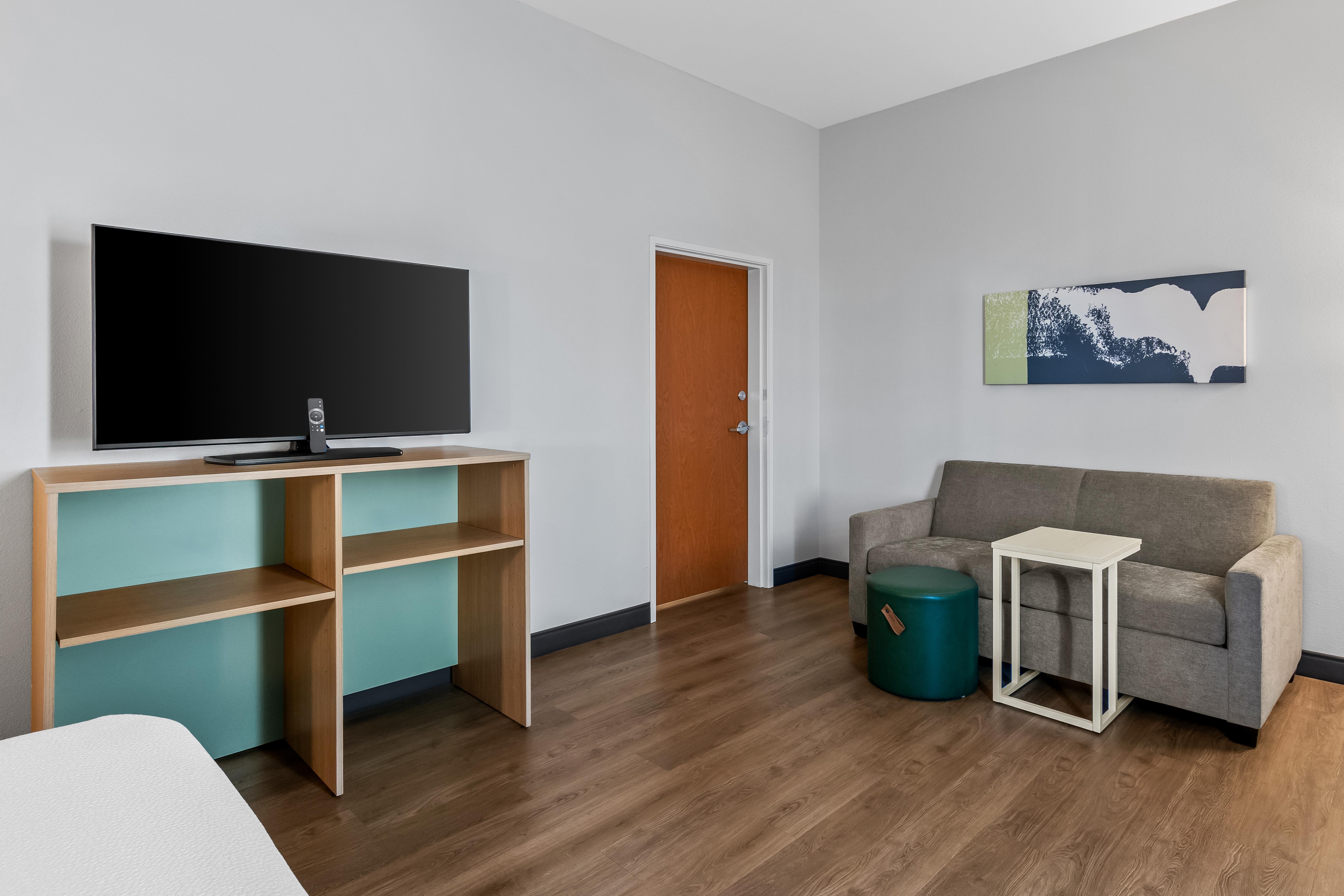 Spark by Hilton Shawnee Room Type - 1K1Q TWO ROOM STUDIO