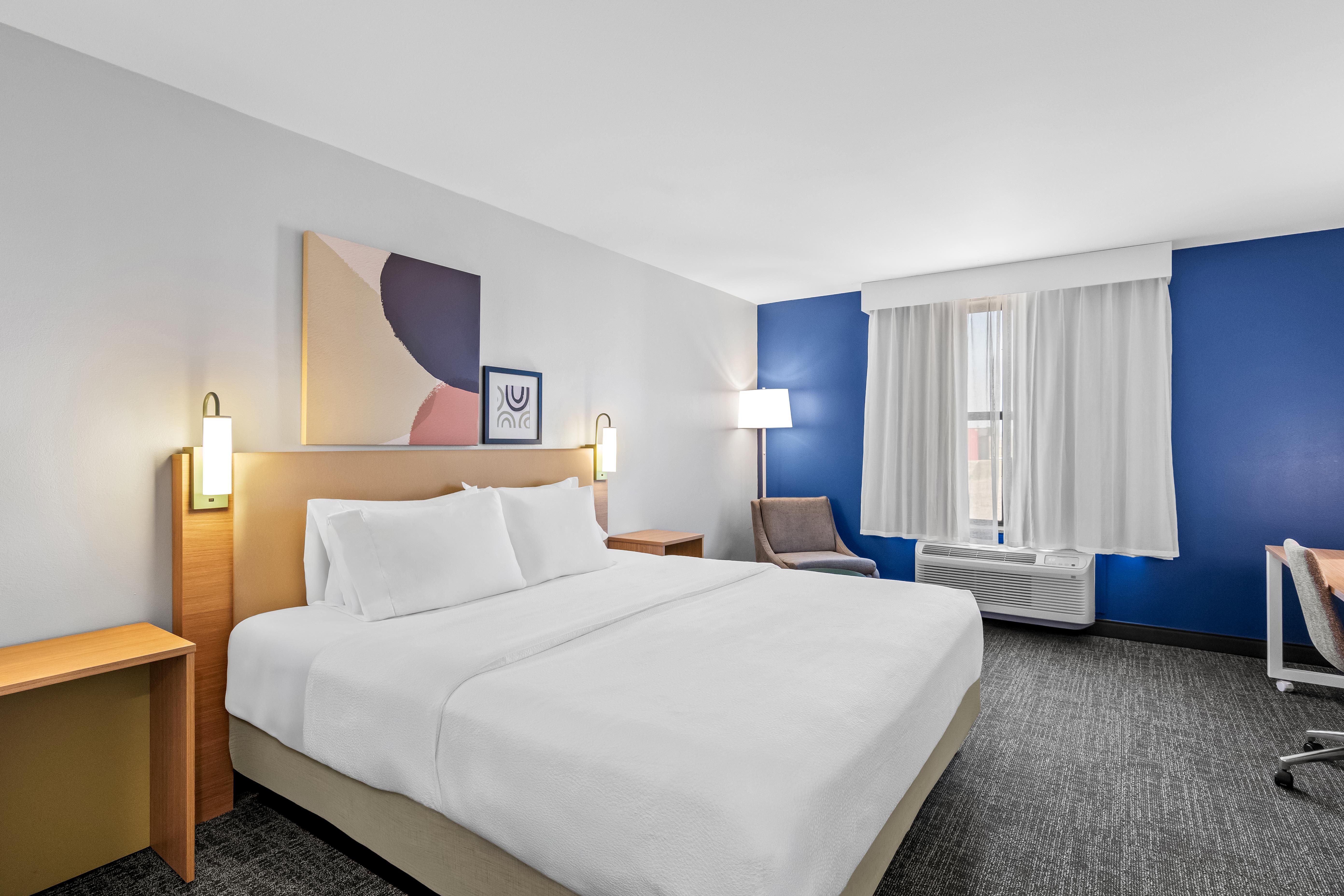 Spark by Hilton Shawnee Room Type - 1 KING BED