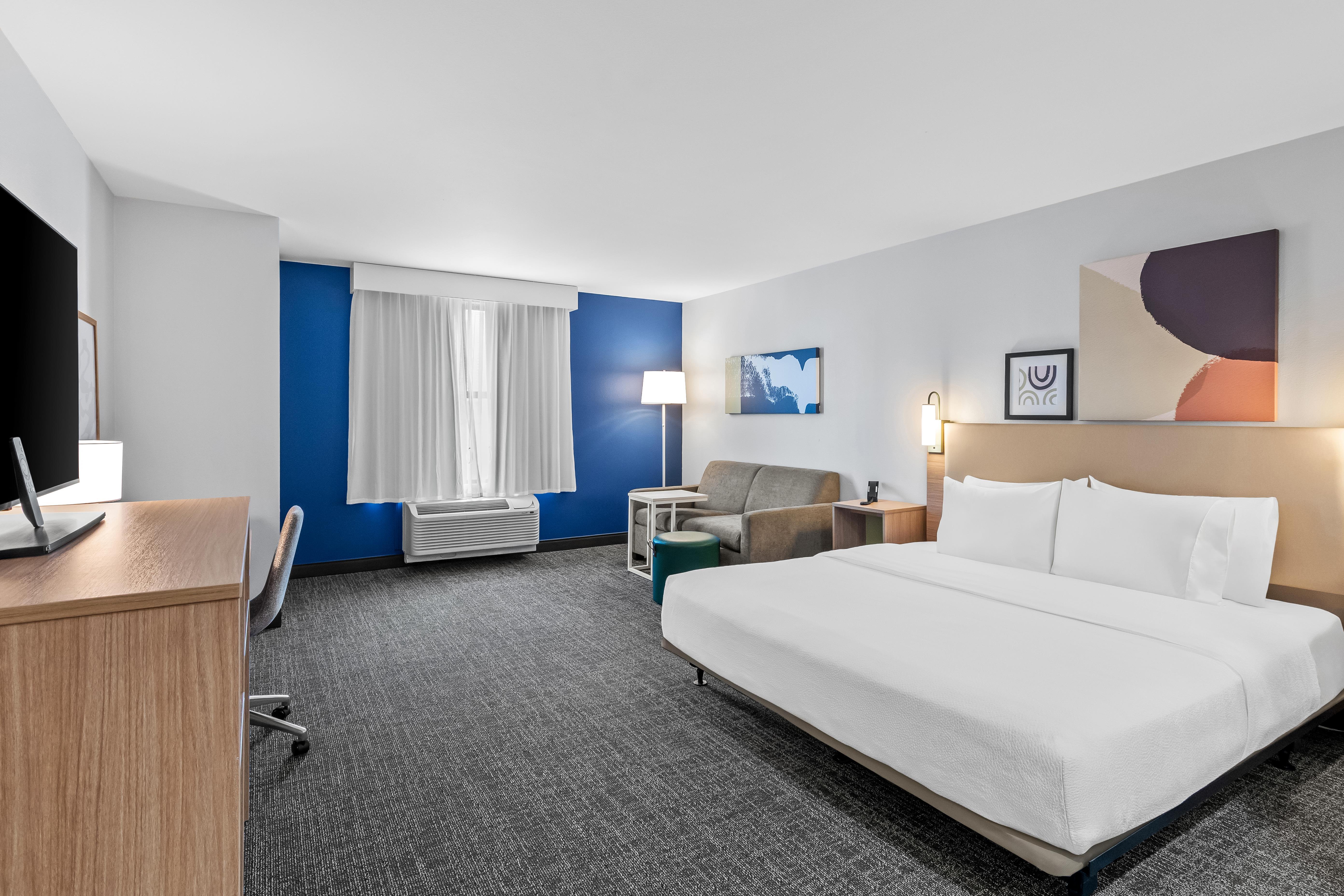 Spark by Hilton Shawnee Room Type - 1 KING MOB HEAR ACCESS TUB