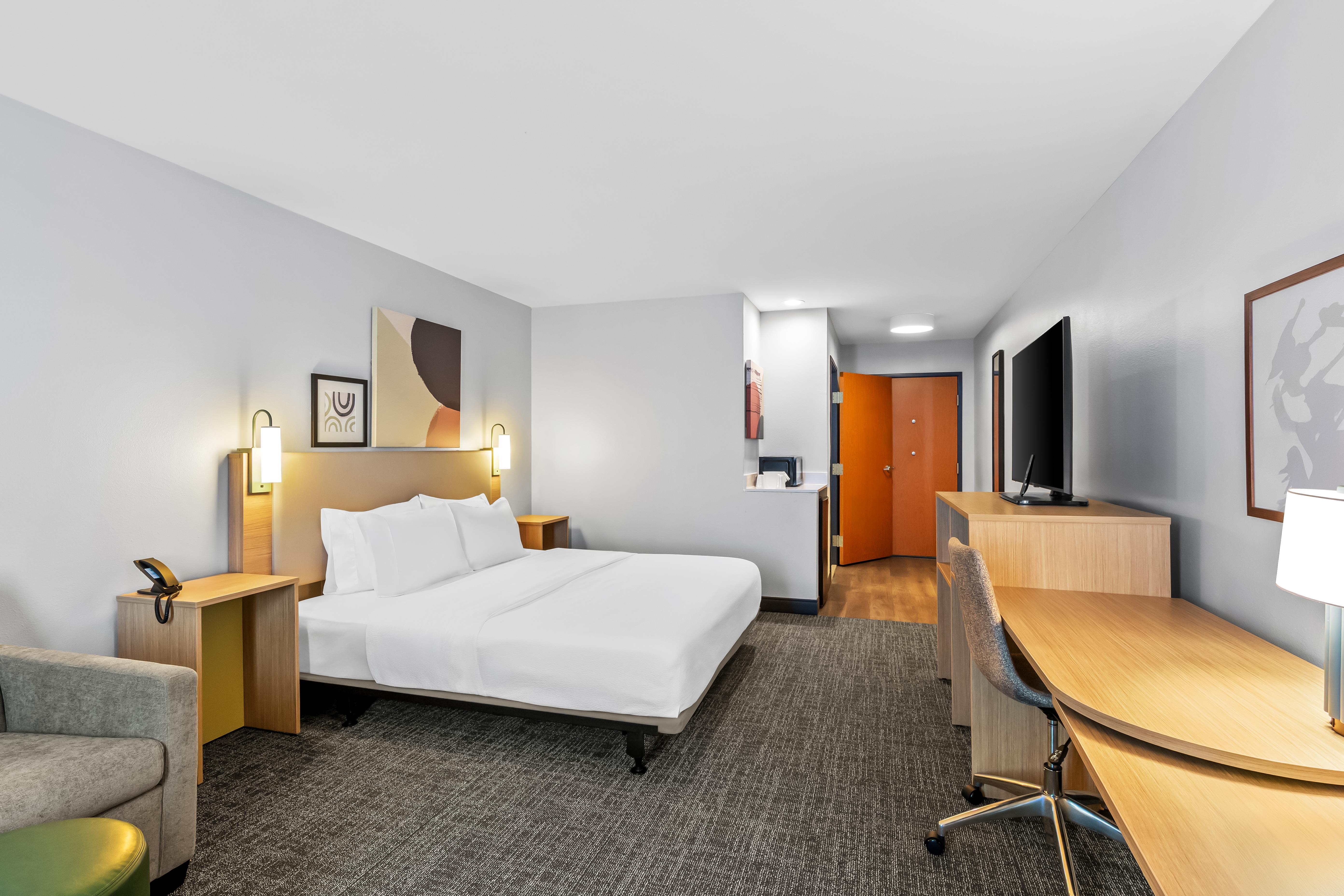 Spark by Hilton Shawnee Room Type - 1K MB HR ACC TUB SOFABED