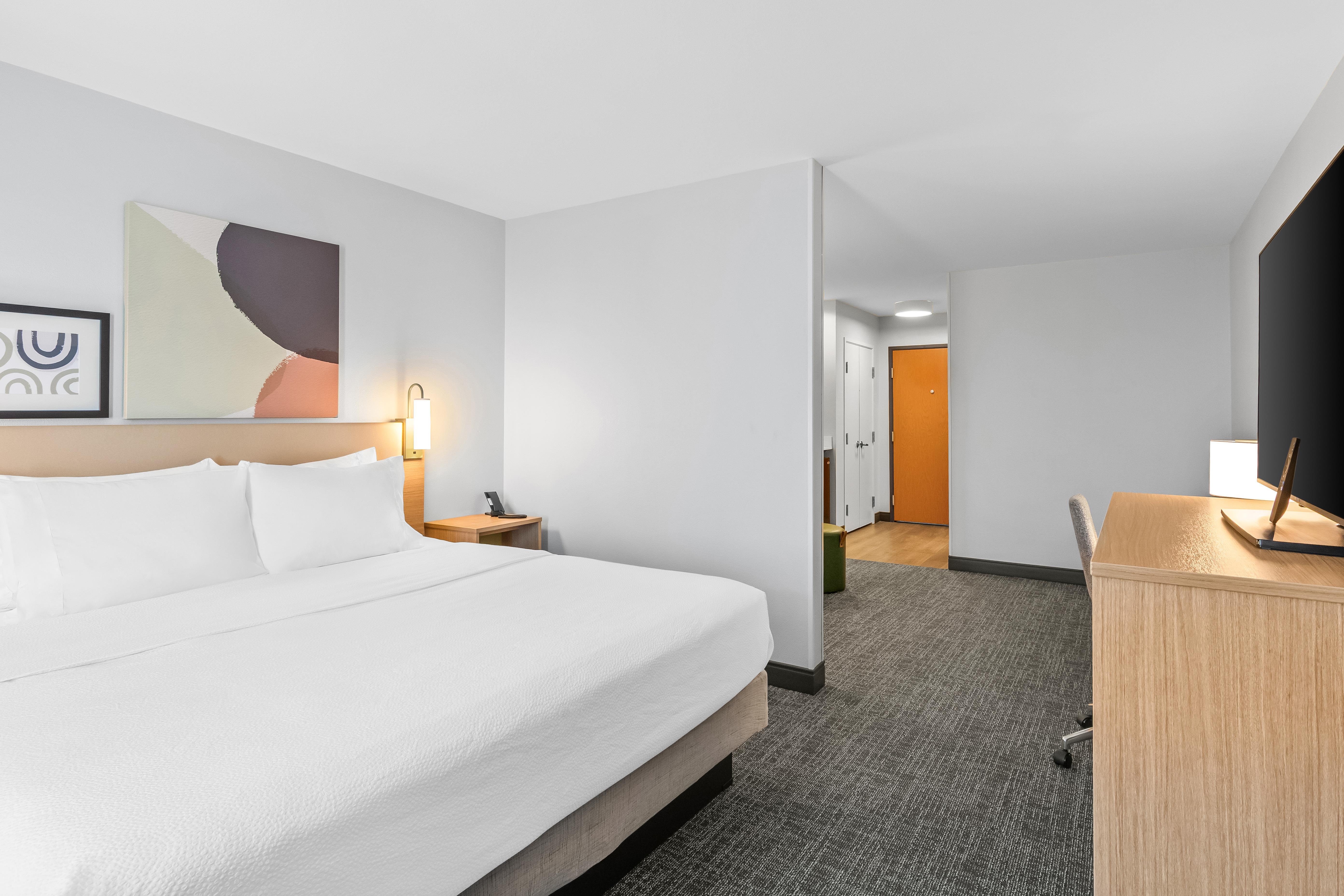 Spark by Hilton Shawnee Room Type - 1 KING BED WITH SOFABED