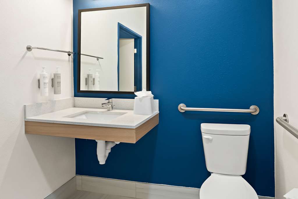 SPARK BY HILTON MOLINE QUAD CITIES-guestroom-Guest Room,Bathroom,On-Site.jpg