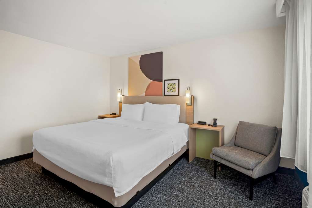 SPARK BY HILTON MOLINE QUAD CITIES-guestroom-Guest Room,On-Site.jpg