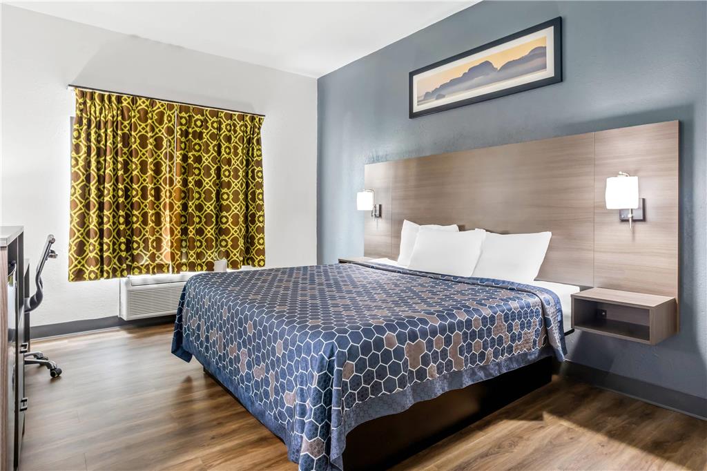 ECONO LODGE JESUP-guestroom-Guest Room,On-Site.jpg