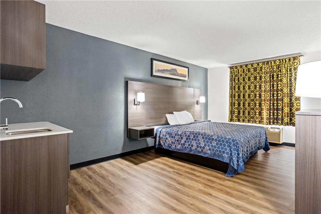 ECONO LODGE JESUP-guestroom-Guest Room,Suite,On-Site.jpg
