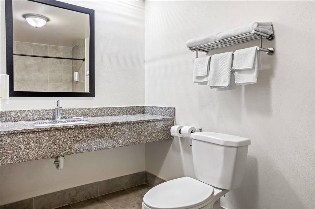 ECONO LODGE JESUP-guestroom-Guest Room,Bathroom,On-Site.jpg