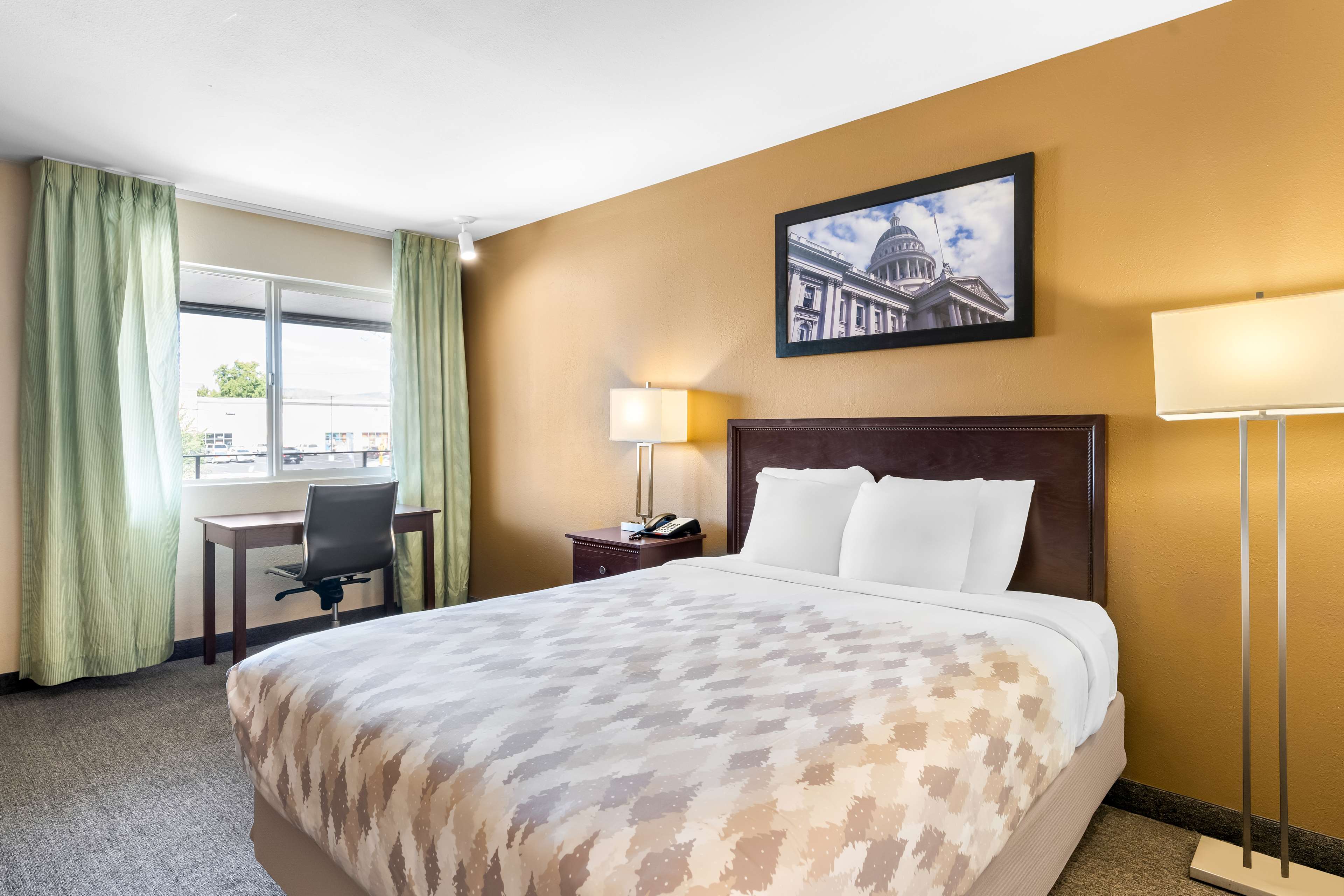 1 Queen Bed image